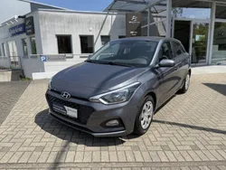 Star dust Gebraucht 2019 Hyundai i20 Select Limousine | 12.990 € (Etwas zu teuer)