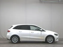 Weiss Gebraucht 2021 Mercedes B200 Style Van / Kleinbus | 18.480 € (Superpreis)