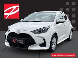 Schneeweiß Gebraucht 2024 Toyota Yaris Hybrid Comfort Limousine | 24.937 € (Fairer Preis)