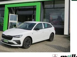 Weiß (moonweiss metallic) Neu 2025 Skoda Scala Tour Kleinwagen | 32.109 €