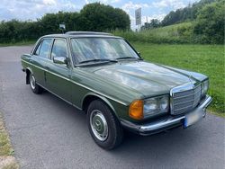 Grün Gebraucht 1983 Mercedes E230 Limousine | 15.900 €