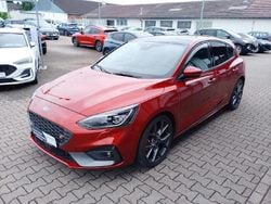 Rubyrot (metallic) Gebraucht 2019 Ford Focus ST Limousine | 24.895 € (Etwas zu teuer)
