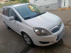 Weiß Gebraucht 2010 Opel Zafira Van / Kleinbus | 2.000 € (Guter Preis)
