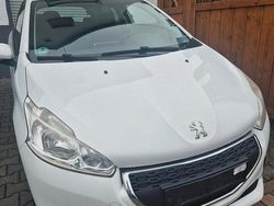 Weiß Gebraucht 2014 Peugeot 208 Kleinwagen | 2.999 € (Guter Preis)