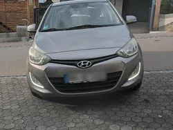 Grau Gebraucht 2013 Hyundai i20 Kleinwagen | 2.600 € (Fairer Preis)