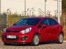 Rot Gebraucht 2014 Kia Rio DREAM-TEAM Edition Limousine | 4.990 € (Guter Preis)