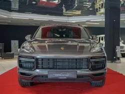 Grau Gebraucht 2018 Porsche Cayenne Turbo SUV | 60.999 €