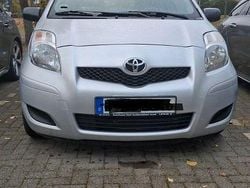 Silber Gebraucht 2009 Toyota Yaris Limousine | 3.523 € (Fairer Preis)
