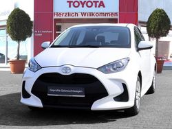 Weiß Gebraucht 2022 Toyota Yaris Basis Limousine | 12.590 € (Fairer Preis)
