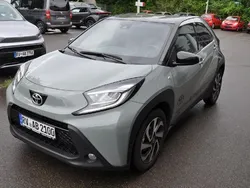 Urban khaki / night sky black Gebraucht 2023 Toyota Aygo Comfort Kleinwagen | 18.950 € (Teuer)