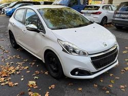Weiß Gebraucht 2019 Peugeot 208 Signature Sky Kleinwagen | 7.999 € (Guter Preis)