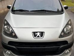 Grau Gebraucht 2005 Peugeot 1007 Van / Kleinbus | 1.200 € (Superpreis)