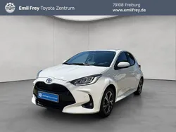 Weiß Neu 2025 Toyota Yaris Hybrid Limousine | 23.990 € (Guter Preis)