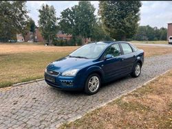 Blau Gebraucht 2007 Ford Focus Ghia Limousine | 850 €