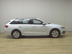 Weiss Gebraucht 2022 Skoda Octavia Ambiente Kombi | 15.780 € (Guter Preis)