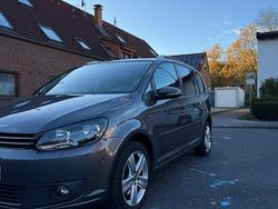 Grau Gebraucht 2015 VW Touran Van / Kleinbus | 10.800 € (Fairer Preis)