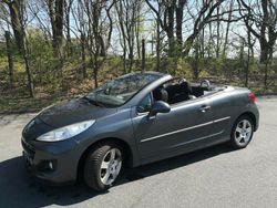 Grau Gebraucht 2011 Peugeot 207 CC Platinum Cabrio | 3.800 € (Etwas zu teuer)