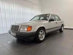 Silber Gebraucht 1988 Mercedes E230 Limousine | 6.000 €