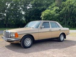 Beige Gebraucht 1980 Mercedes 230 Limousine | 16.500 €