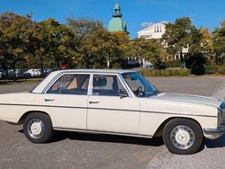 Weiß Gebraucht 1975 Mercedes 220 Limousine | 17.000 €
