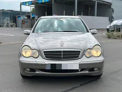 Grau Gebraucht 2003 Mercedes 220 Limousine | 1.500 €