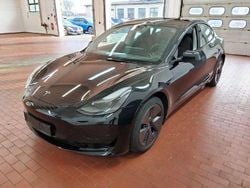 Schwarz (metallic) Gebraucht 2022 Tesla Model 3 RWD Limousine | 26.270 € (Guter Preis)