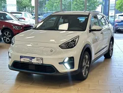 Weiß (ud) schneeweiß Gebraucht 2022 Kia e-Niro Vision SUV | 19.500 € (Fairer Preis)