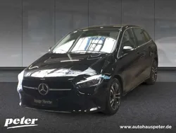 Metalliclack kosmosschwarz Gebraucht 2023 Mercedes B180 Progressive Van / Kleinbus | 28.870 € (Fairer Preis)