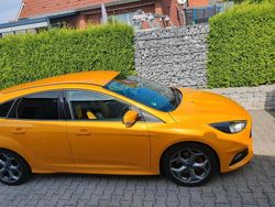 Gelb Gebraucht 2016 Ford Focus ST Limousine | 13.800 € (Fairer Preis)
