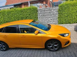 Gelb Gebraucht 2016 Ford Focus ST Limousine | 14.000 € (Etwas zu teuer)