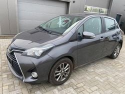 Grau Gebraucht 2015 Toyota Yaris Comfort Limousine | 8.990 € (Fairer Preis)