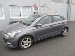 Grau Gebraucht 2015 Hyundai i20 YES! Kleinwagen | 6.675 € (Fairer Preis)