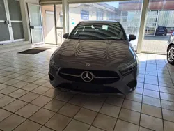 Mountaingrau metallic Gebraucht 2023 Mercedes A180 Advanced Limousine | 26.300 € (Guter Preis)