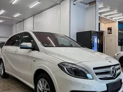 Weiß Gebraucht 2017 Mercedes B250e Van / Kleinbus | 11.250 €