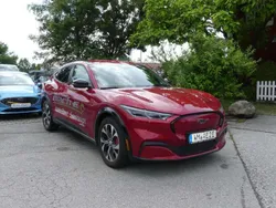 Rot Gebraucht 2022 Ford Mustang Mach-E Titanium SUV | 38.985 € (Guter Preis)