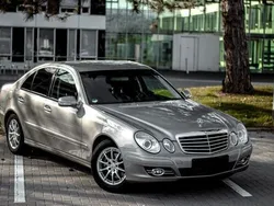 Beige Gebraucht 2008 Mercedes E200 Classic Limousine | 11.600 €
