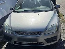 Silber Gebraucht 2005 Ford Focus Limousine | 800 €