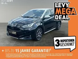 Mysticschwarz mica / dach weis Gebraucht 2020 Toyota Yaris Hybrid Style | 18.888 € (Superpreis)