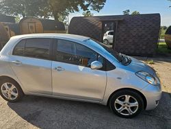 Silber Gebraucht 2011 Toyota Yaris Kleinwagen | 6.700 € (Etwas zu teuer)