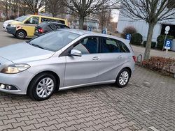 Silber Gebraucht 2014 Mercedes B180 Van / Kleinbus | 11.999 € (Fairer Preis)