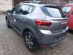 Dolomitgrau grün und andere Neu 2025 Dacia Sandero Expression Limousine | 18.889 €