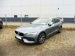 Grau Gebraucht 2021 Volvo V60 Momentum Kombi | 24.200 € (Fairer Preis)