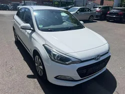 Weiß Gebraucht 2017 Hyundai i20 Passion Limousine | 7.999 € (Superpreis)