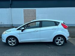 Weiß Gebraucht 2010 Ford Fiesta Kleinwagen | 4.800 € (Fairer Preis)