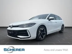 Pure white Gebraucht 2024 VW Passat IQ Drive Kombi | 37.490 € (Teuer)