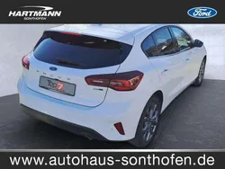 Frostweiß (weiß) Gebraucht 2023 Ford Focus Titanium Limousine | 20.890 € (Fairer Preis)