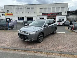 Grau Gebraucht 2015 Mitsubishi Outlander Instyle SUV | 12.900 €