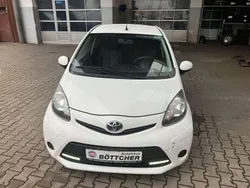 Solid white Gebraucht 2012 Toyota Aygo Cool Kleinwagen | 2.990 € (Fairer Preis)