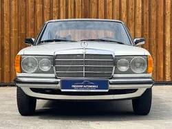 Violet Gebraucht 1979 Mercedes 240 Limousine | 19.900 €
