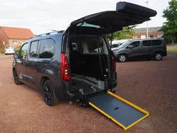 Grau Gebraucht 2021 Citroën Berlingo Feel Van / Kleinbus | 33.900 €